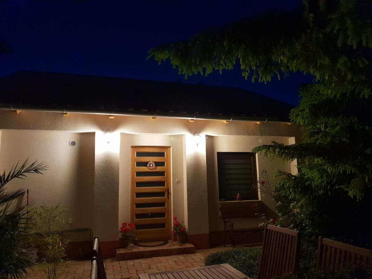 Fuered Deluxe Garden Apartment Balatonfured Exterior photo