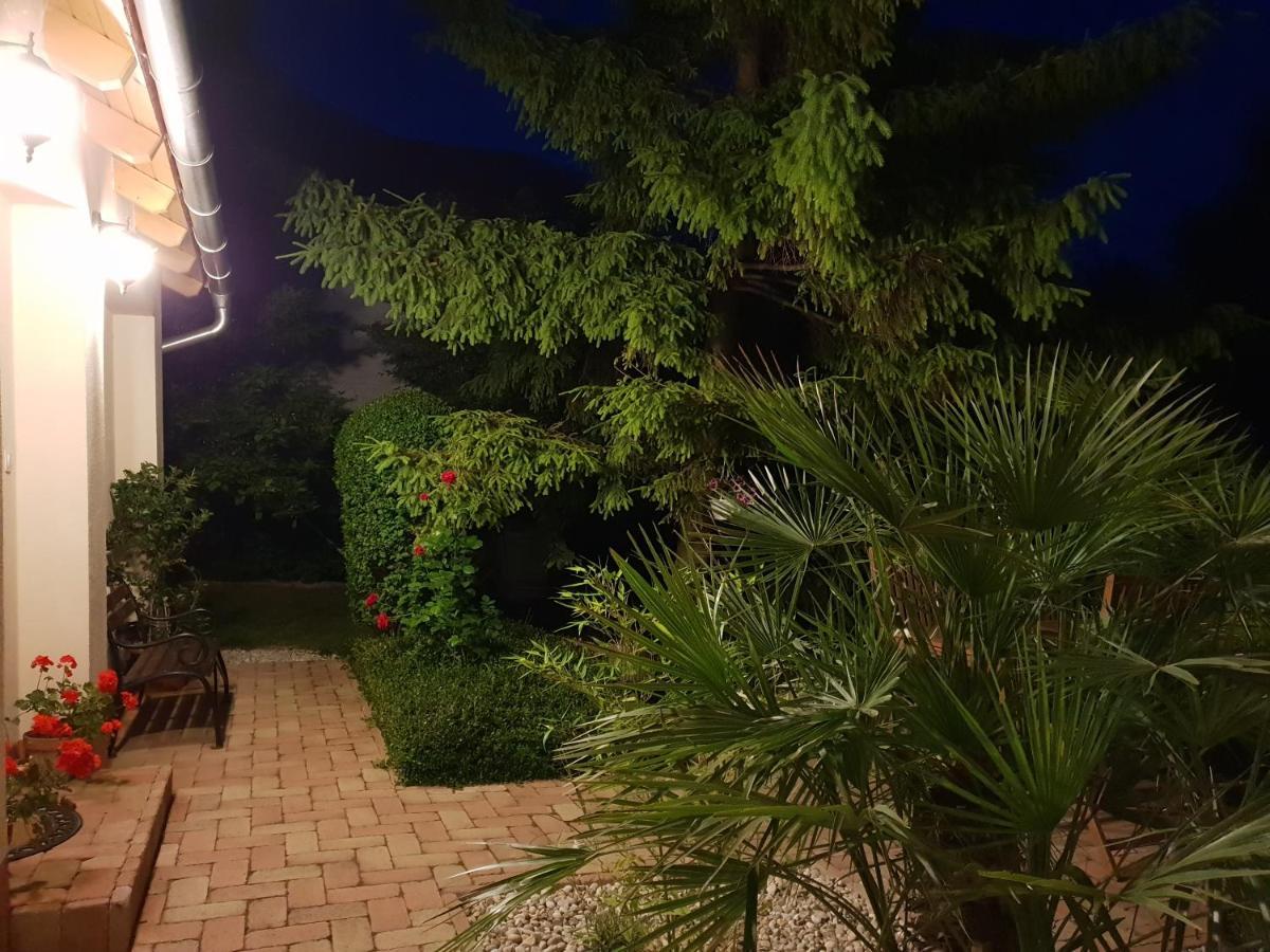 Fuered Deluxe Garden Apartment Balatonfured Exterior photo